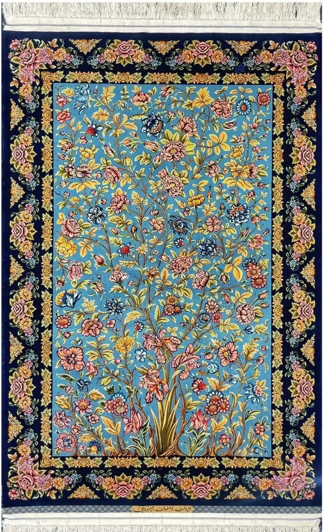 Hand-knotted Isfahan Persian rug in floral design, size 170 cm x 107 cm, for sale
