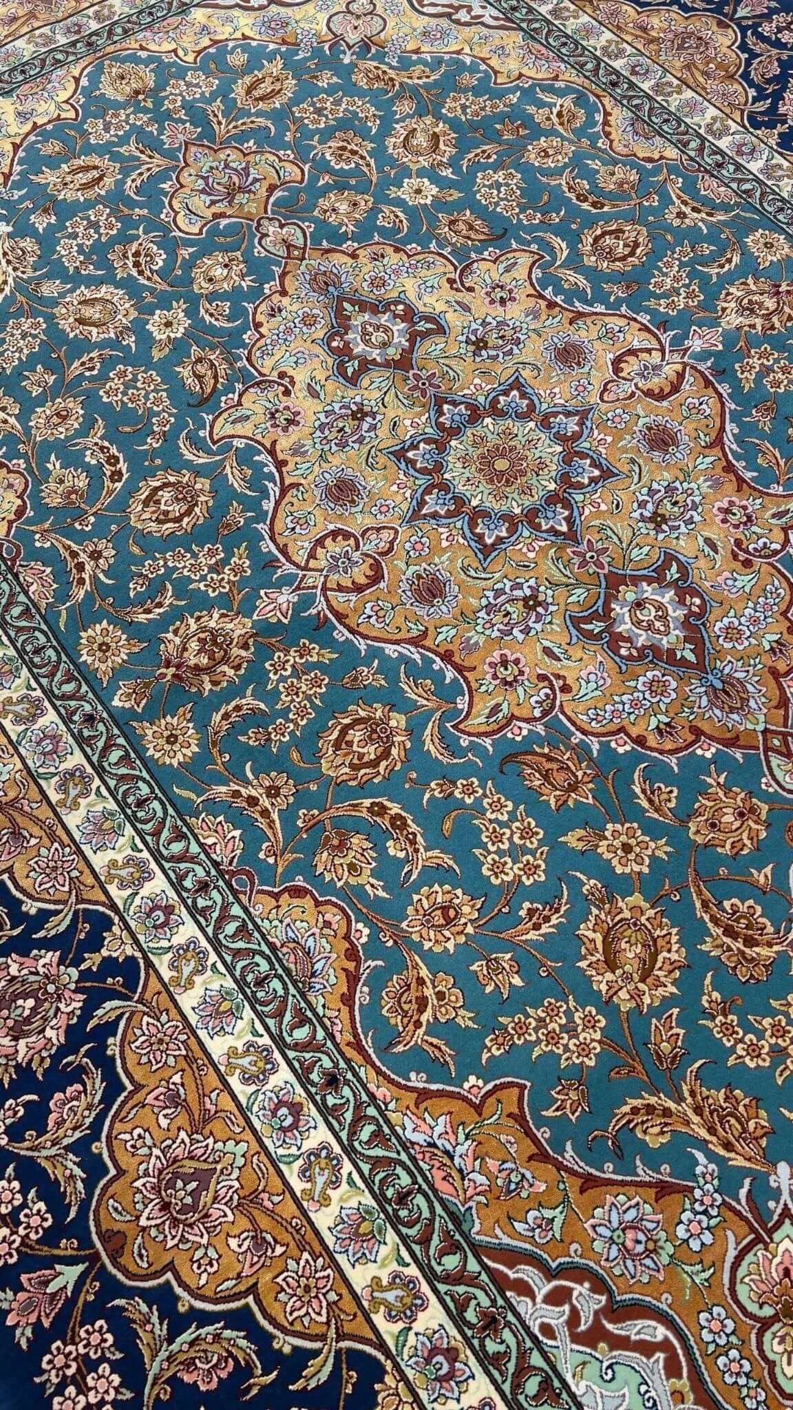 "Beautiful Isfahan Persian rug for sale, 250 x 170 cm, knotted by hand with wool and silk. Made in Isfahan, Iran by Akhtarian."
