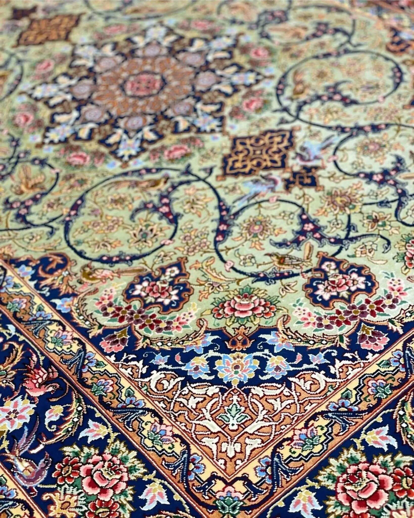 "Luxury Persian Isfahan rug, hand-knotted with 810,000 knots per m², made of silk and wool blend."
