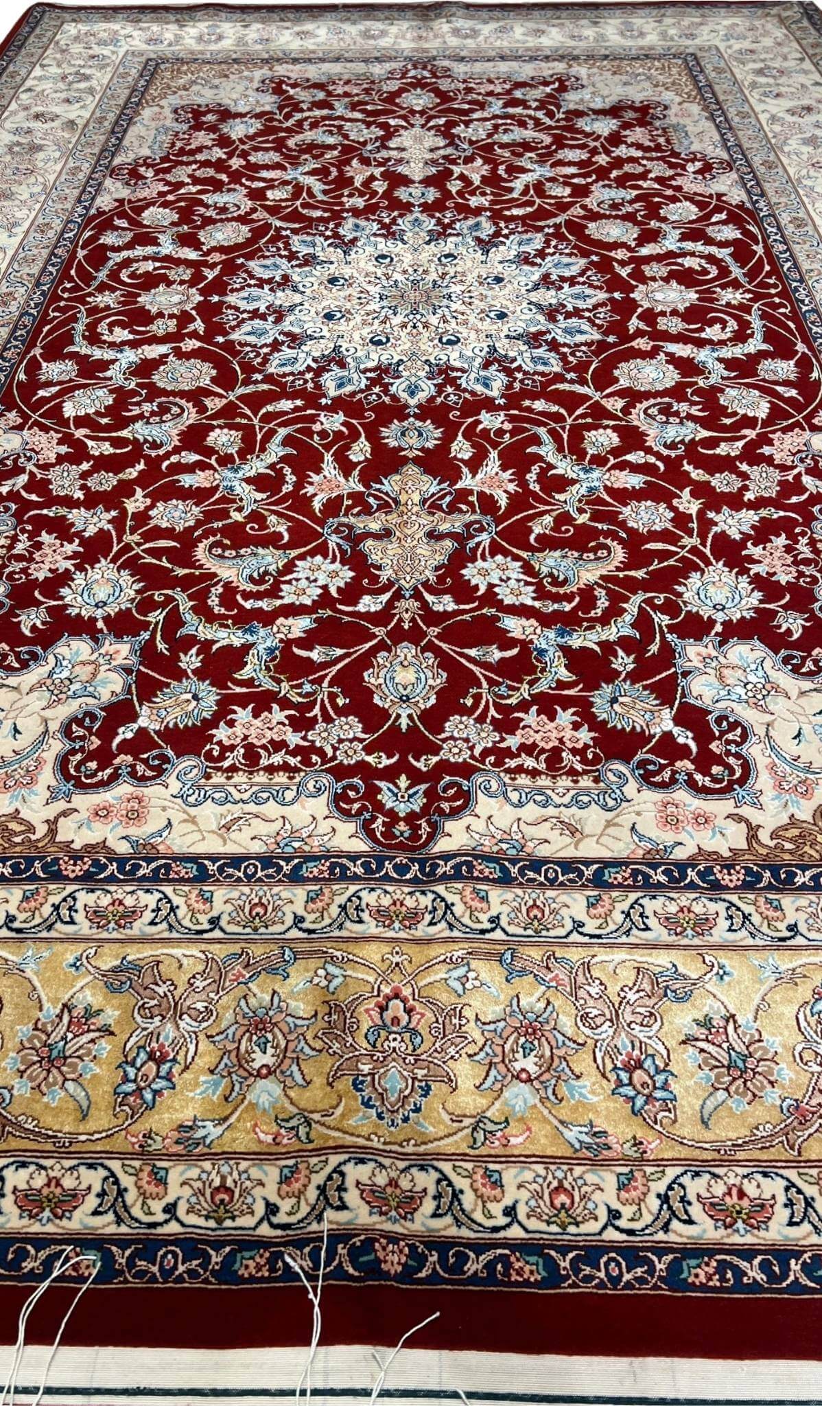 "High-knot-density Persian rug (810,000 knots/m²) – elegant Isfahan carpet with floral and medallion motifs."