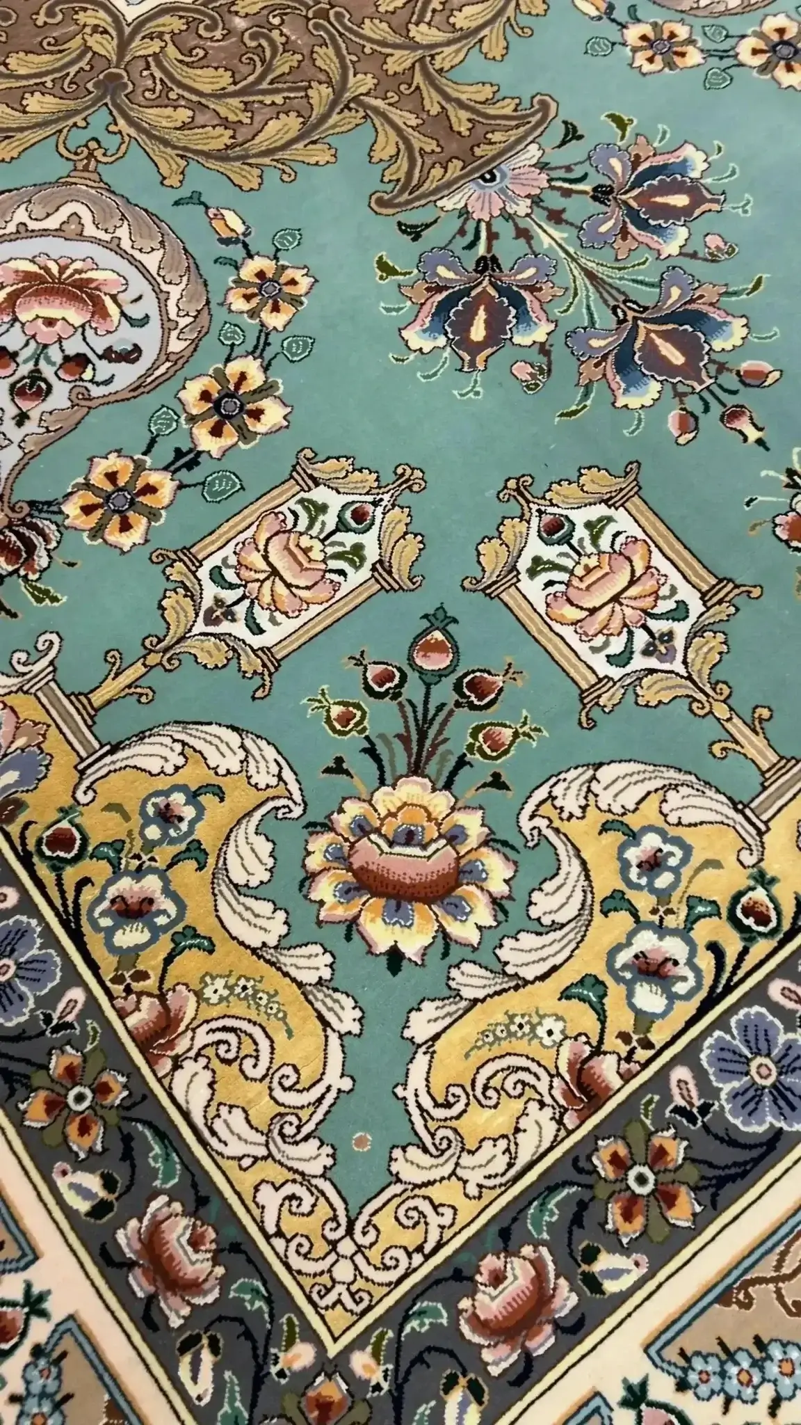 "Premium Persian Hand-Knotted Rug from Isfahan – Silk Warp, Wool and Silk Pile, 210 x 142 cm."
