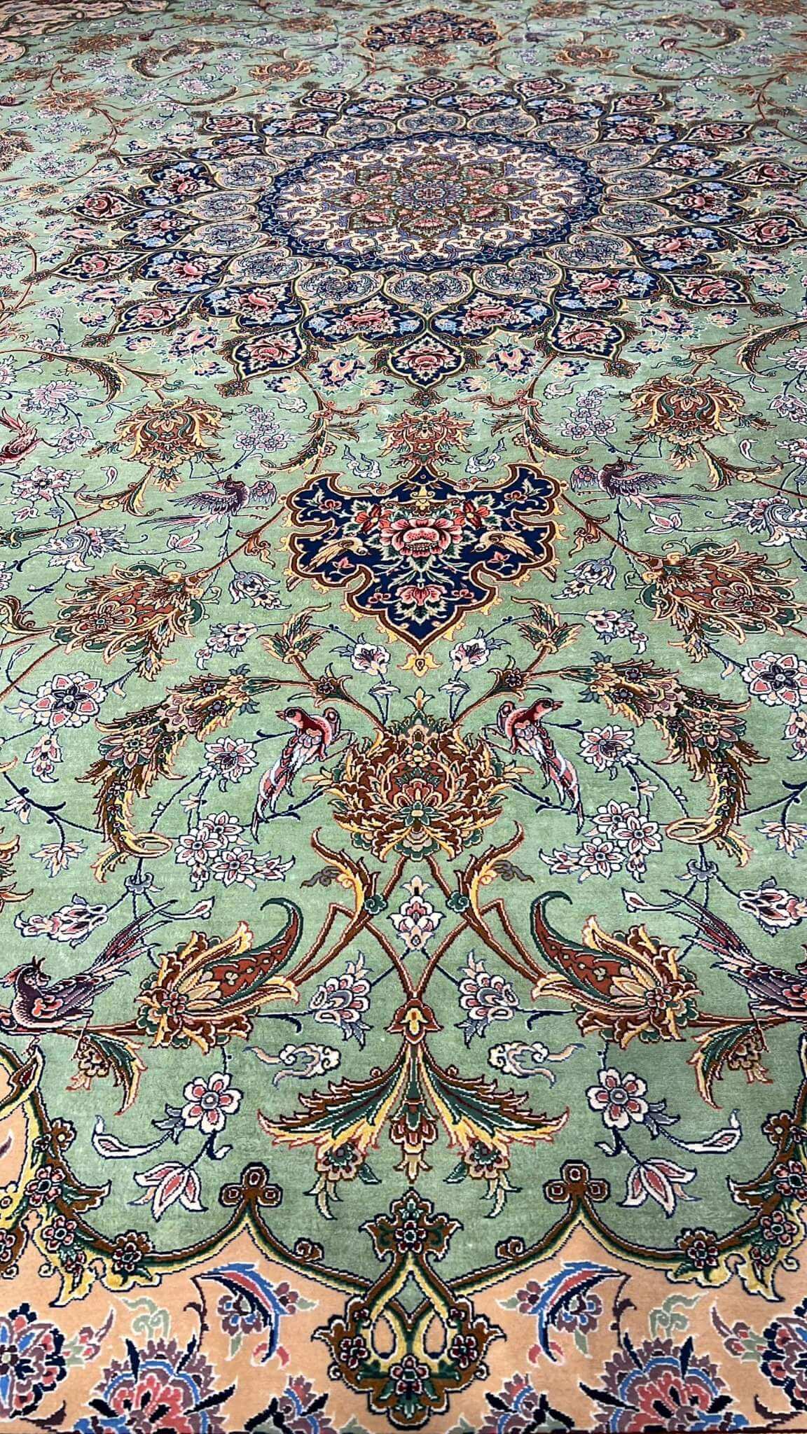 Grand Persian rug laid flat, 400x300 cm, featuring intricate floral and medallion patterns.