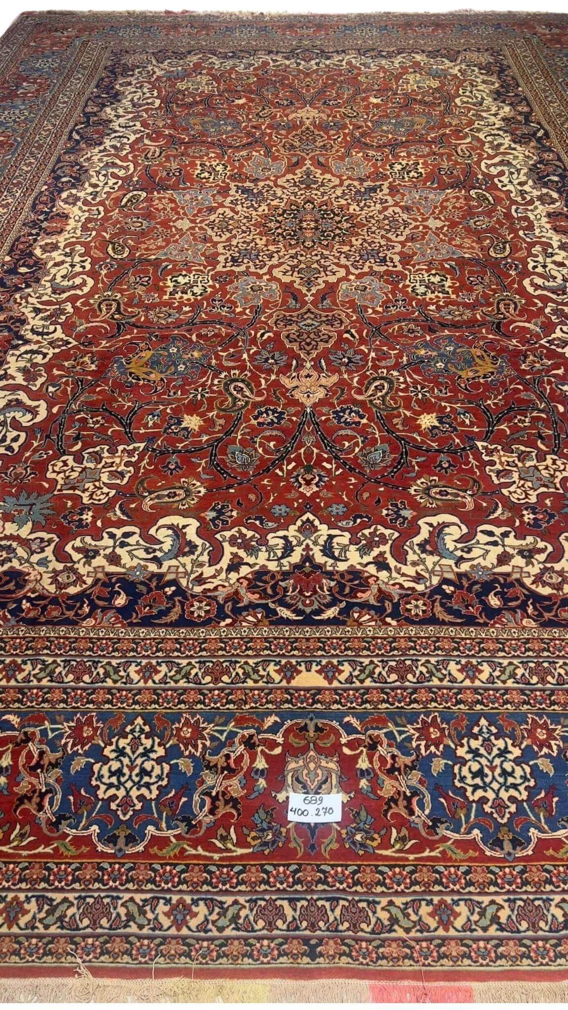 "Luxury antique hand-knotted Isfahan rug, 400x270 cm with floral motifs"