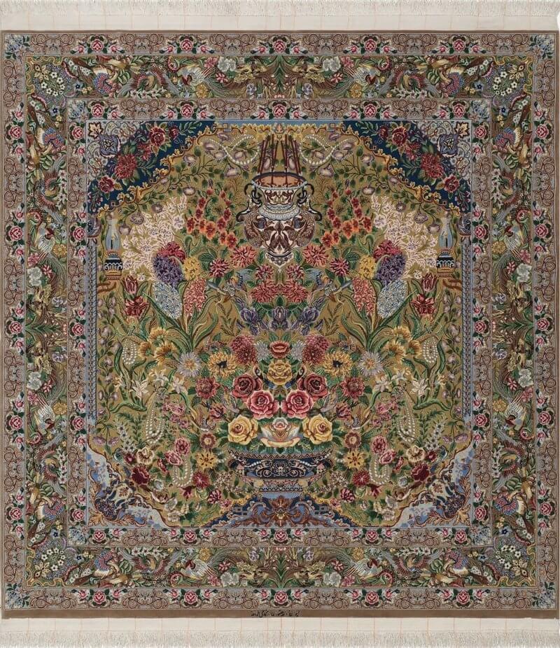 "Hand-knotted Persian rug from Isfahan with 1,690,000 knots per square meter, made from wool and silk, featuring a traditional medallion design. Size: 160 x 155 cm."

