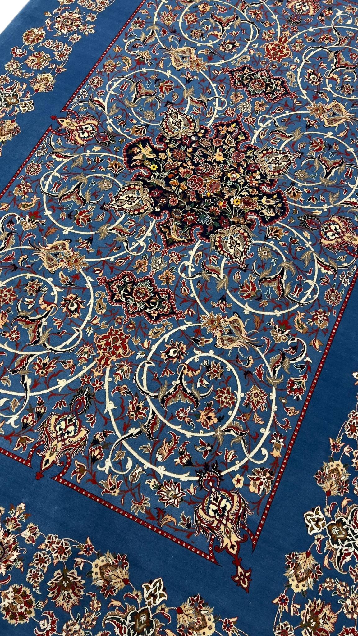 Seirafian carpet with a timeless navy-blue design, perfect for sophisticated spaces.
