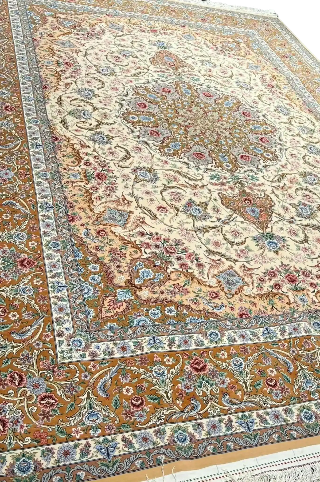 Isfahan rug showcasing central medallion and intricate patterns, size 350x250 cm