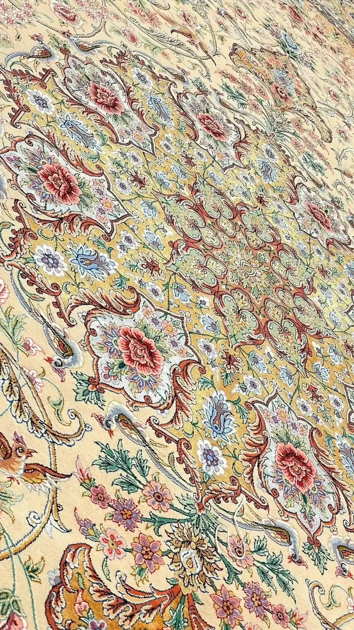 Close-up on the floral patterns of the 350x250 cm Isfahan rug