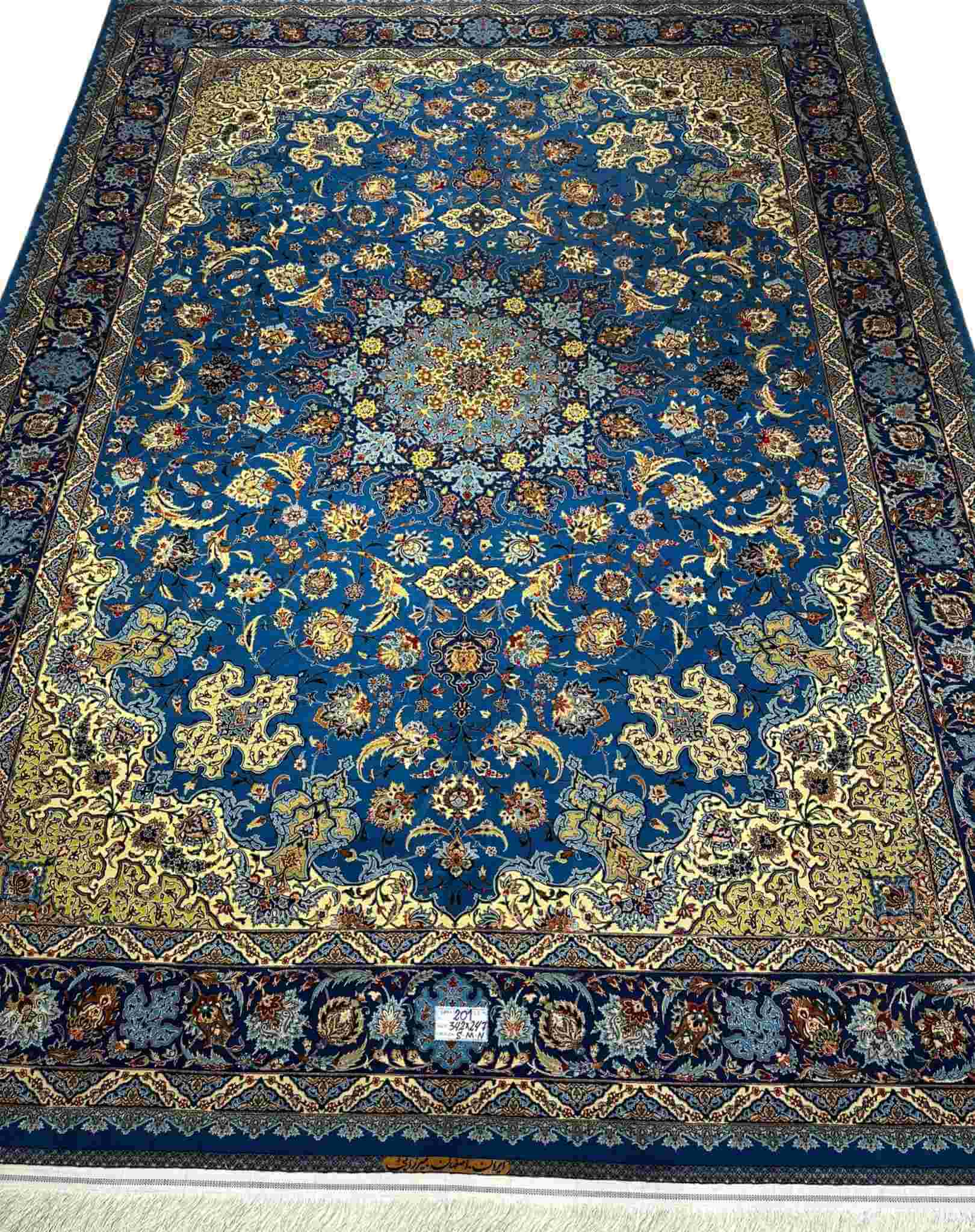 Silk and Wool Persian Rug – Discover this artisan-crafted silk Persian rug with a knot density of 1,040,000 knots/m², perfect for enhancing any space.
