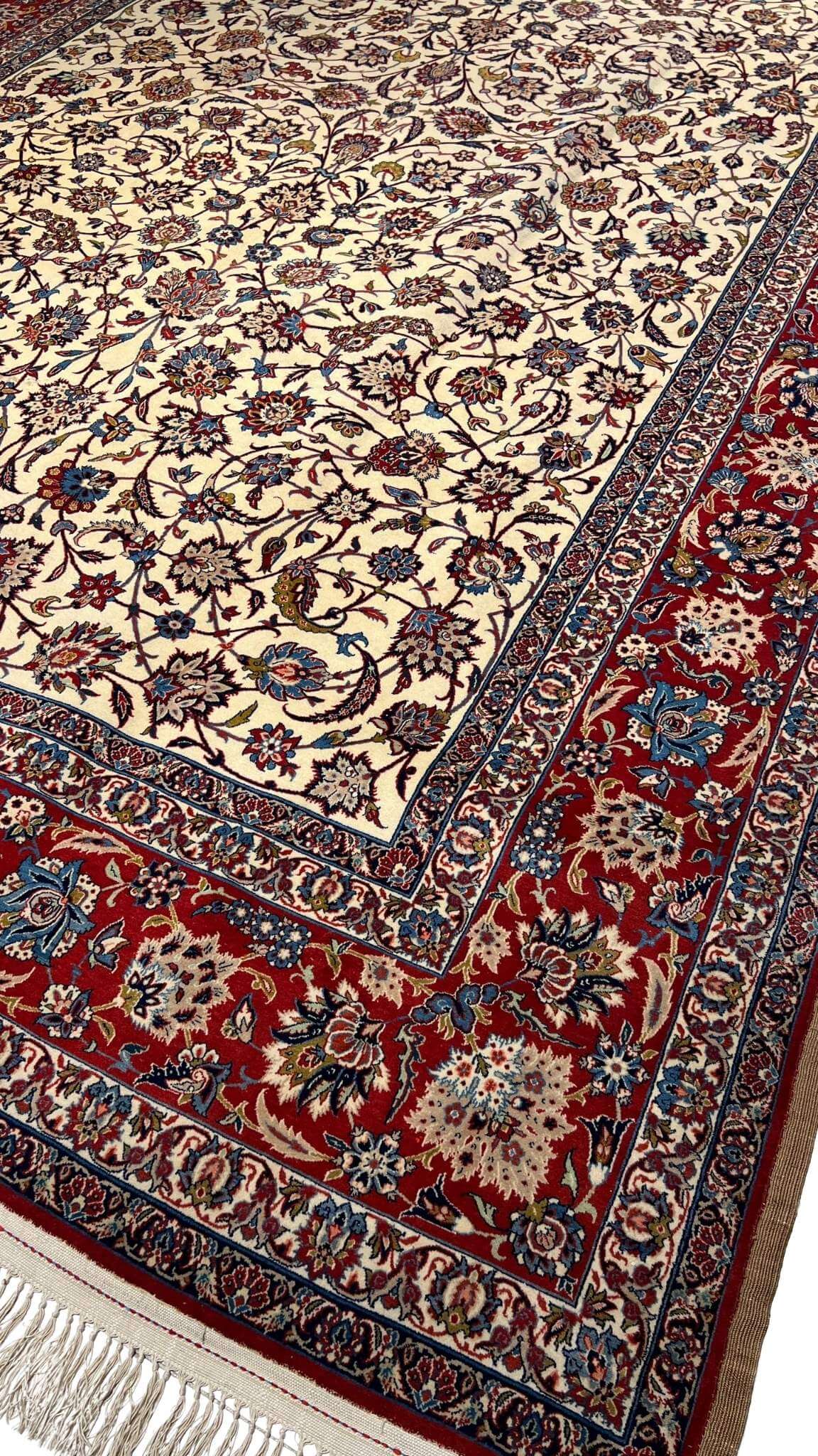 "High-quality Persian rug with silk and wool, 70-year-old Isfahan rug"
