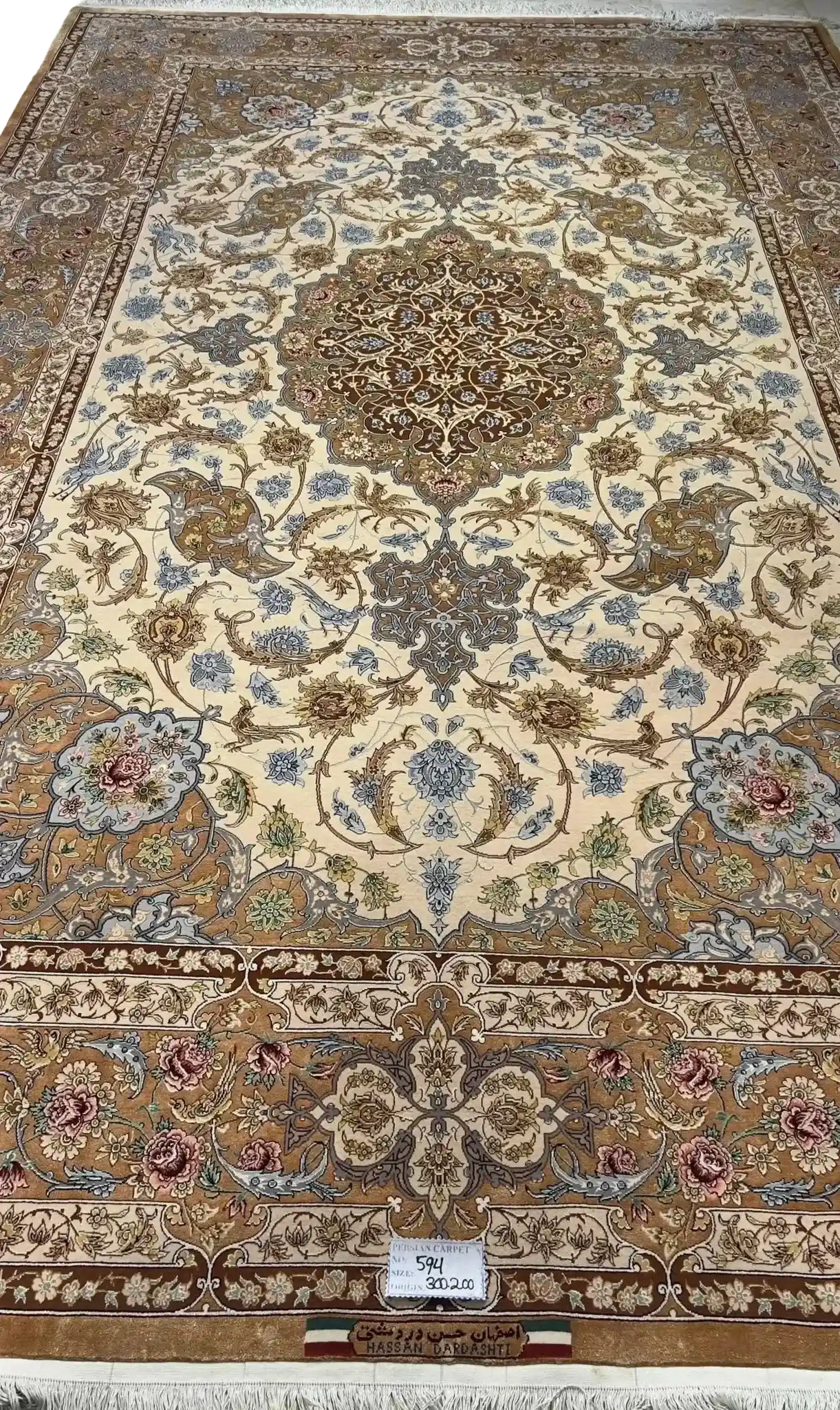 Luxury Persian Area Rug - Silk and Wool Blend from Isfahan
This elegant Persian area rug, made by renowned weaver Hassan Dardashtie, combines silk and wool for a luxurious feel. Measuring 300x200 cm (9.8x6.5 feet), it boasts a high knot density and detailed floral motifs in the silk-bordered design.