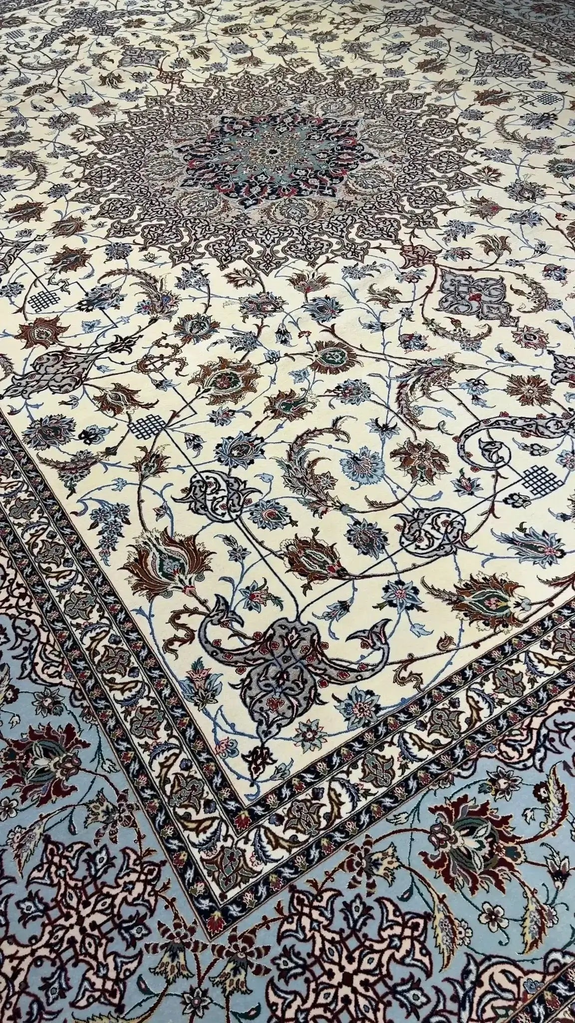 "Elegant Persian Isfahan Rug, Hand-Knotted by Master Weaver, 420x315 cm, Wool and Silk" – Focusing on quality, size, and craftsmanship.
