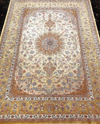 Here is a detailed description of the 220x150 cm Esfahan Persian rug by Mohaghegh: