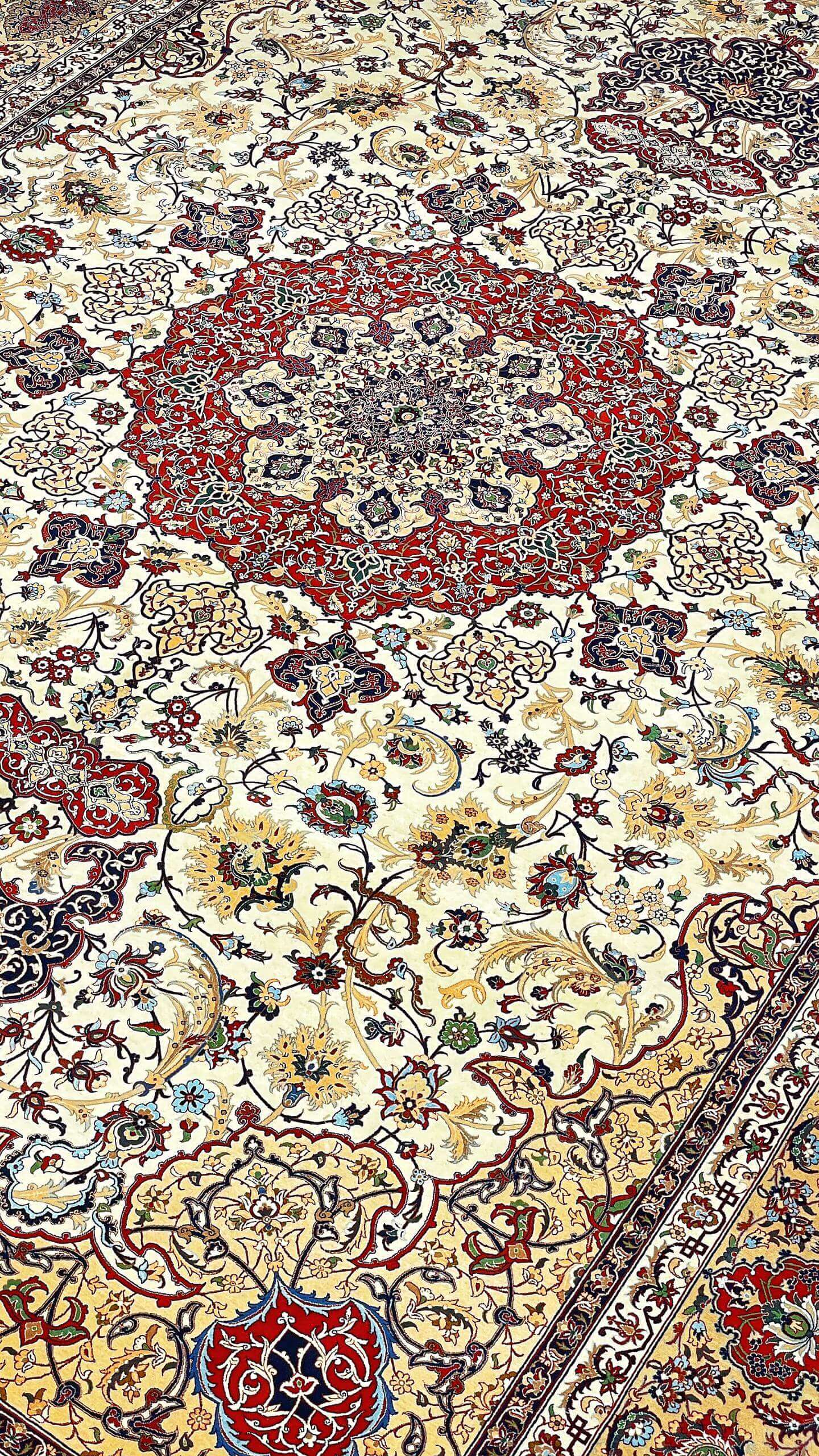 "Detailed Persian rug with 1,420,000 knots/m² and natural dye finish."
